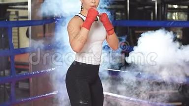 年轻的MMA女孩穿着运动服准备打拳击